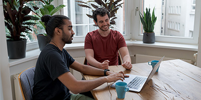 pánové u počítače