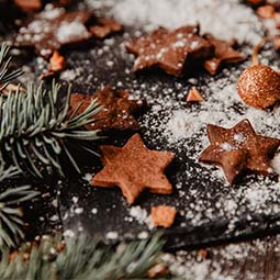 ruce hnětoucí těsto