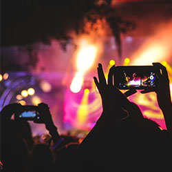 lidé natáčející si koncert na mobil