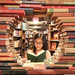 žena čtoucí knihu